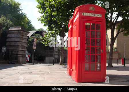 Due cabine telefoniche rosse, Limehouse, Londra Foto Stock
