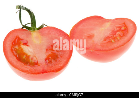 Pomodori rossi freschi tagliate a metà isolato contro uno sfondo bianco Foto Stock