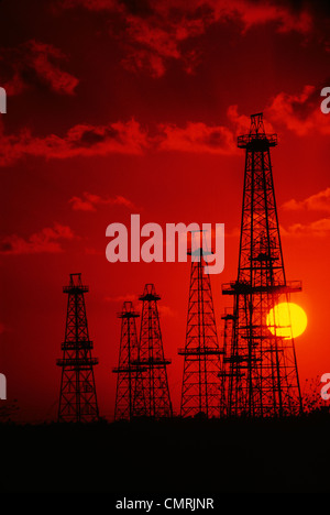 Campo di olio al tramonto in California Foto Stock