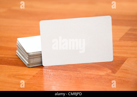 Pila di biglietti da visita con angoli arrotondati su uno sfondo bianco Foto Stock