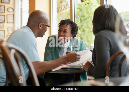African American co-lavoratori che operano in ristorante Foto Stock