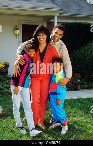 1992 degli anni novanta retrò famiglia americana africana Prato anteriore Foto Stock