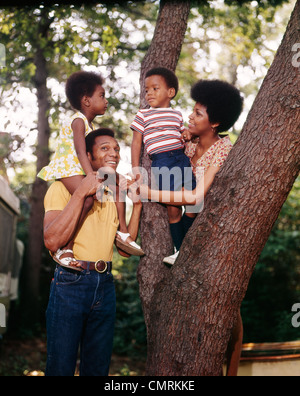 Anni Settanta afro-AMERICAN FAMILY OUTDOOR Foto Stock