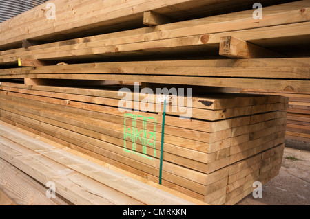 Pila pila di tavole di legno Foto Stock