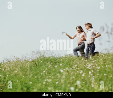 Ragazzo ragazza acceso campo 1970 retrò degli anni settanta Foto Stock