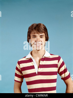 1970 anni settanta retrò BOY RITRATTO STRIPED RUGBY SHIRT SORRISO Foto Stock