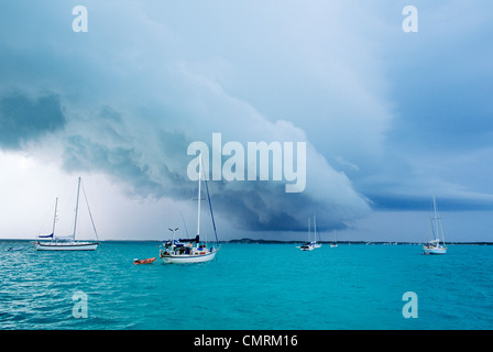 Tempesta su calza ISOLA DAL PUNTO DI REGATA GRANDE GEORGETOWN EXUMA BAHAMAS Foto Stock