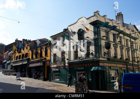 Pub in corrispondenza della giunzione di William street e Waterloo street dentro la città fortificata di Derry City County Londonderry Foto Stock