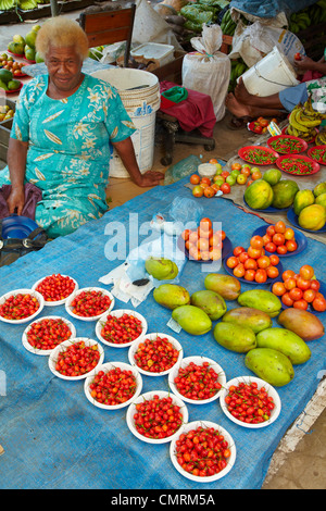 Fijian la donna e la sua produzione di stallo, Mercato di Nadi Nadi, Viti Levu, Figi e Sud Pacifico Foto Stock