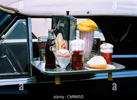 Anni Novanta close-up di vassoio per alimenti sulla finestra auto negli anni cinquanta a Style drive-in ristorante Foto Stock