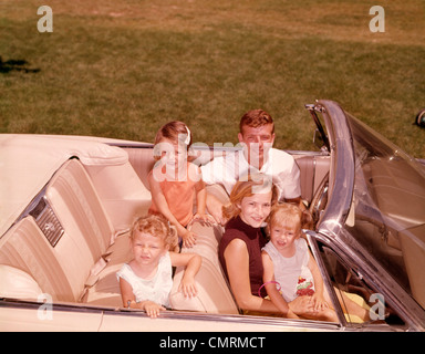 1960 1960 1970 1970s FAMILY 5 sorridente IN OPEN Cabrio bianco auto retrò RRR ritratto uomo donna madre padre 3 ragazze Foto Stock