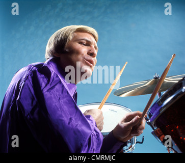 1970 anni settanta retrò uomo suonando la batteria il batterista musicista rock musica Foto Stock