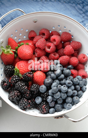 Vari frutti di bosco freschi in scolapasta Foto Stock