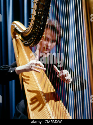 1960 anni sessanta arpa retrò donna musicista di stringhe Foto Stock