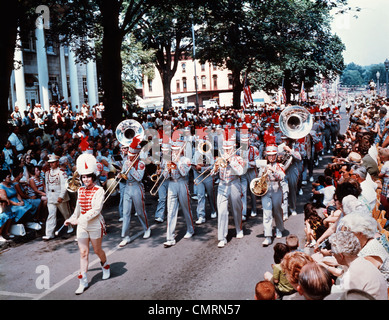 Sfilata con marcia alta scuola in banda cittadina WELLSBORO PENNSYLVANIA Foto Stock