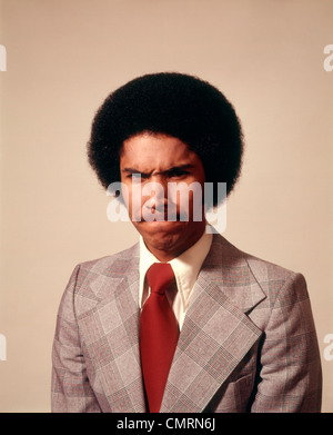 1970 anni settanta afro-AMERICAN BUSINESS MAN IN TUTA CAPELLI AFRO fare l'espressione del viso frustrato MAD arrabbiato significa turbare retrò Foto Stock