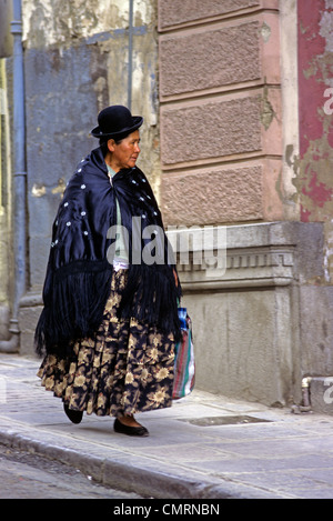 LA PAZ IN BOLIVIA Donna anziana su strada Foto Stock