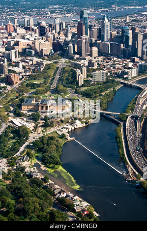 Vista aerea di Filadelfia Boathouse Row e il museo d'arte SCHUYLKILL RIVER IN PRIMO PIANO Foto Stock
