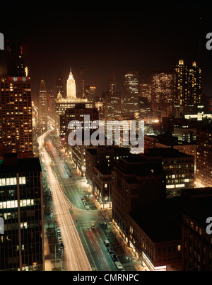 Anni sessanta notte Michigan Avenue Chicago vista in elevazione ILLINOIS retrò Foto Stock