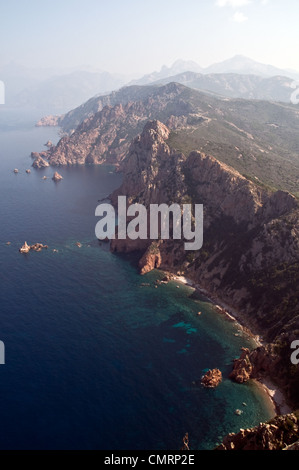 La vista delle scogliere Capo Rosso e del Golfo di Porto nel Mediterraneo, vicino Porto, sulla costa occidentale dell'isola di Corsica, Francia. Foto Stock