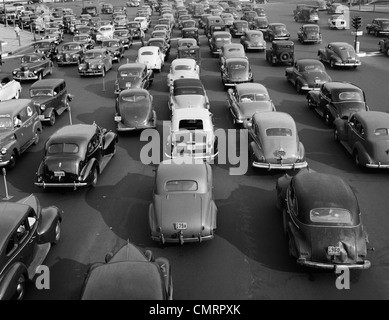 1940s 1948 VISTA DEL TRAFFICO SUL MULTI-LANE HIGHWAY BRIDGE APPROACH STRISCIANDO IN ENTRAMBE LE DIREZIONI Foto Stock