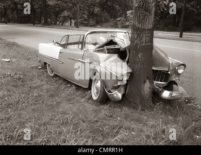 Degli anni Cinquanta si è schiantato convertibile con testa in una struttura ad albero per esterno Foto Stock