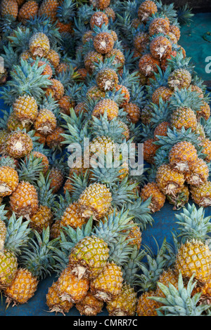 Pressione di stallo di ananas a Suva Mercato comunale, Suva, Viti Levu, Figi e Sud Pacifico Foto Stock