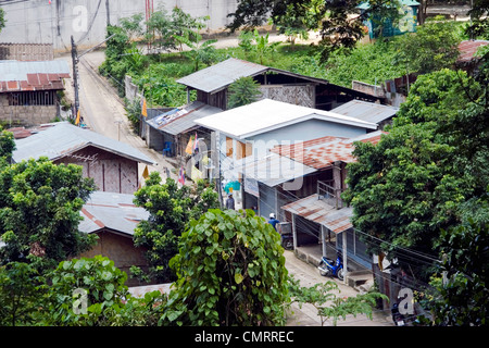 Un quartiere con case è visto dal di sopra in Chiang Rai, Thailandia. Foto Stock