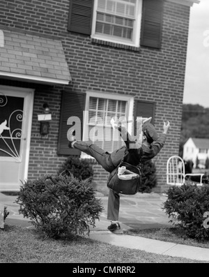 Anni Cinquanta uomo MAILMAN TRIPPING caduta anteriore di un SUBURBAN casa di mattoni incidente Foto Stock