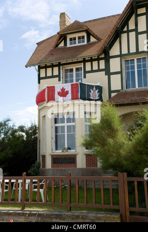 Prima casa liberata dal Queens fucili proprie dell'esercito canadese in Bernieres sur Mer parte di Juno Beach il D Day in Normandia Foto Stock