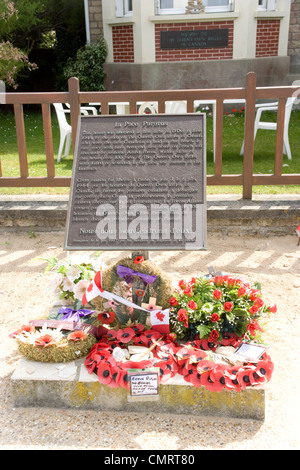 Prima casa liberata dal Queens fucili proprie dell'esercito canadese in Bernieres sur Mer parte di Juno Beach il D Day in Normandia Foto Stock