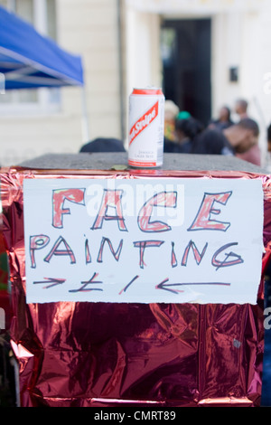 Un segno per la pittura del viso al carnevale di Notting Hill a Londra. Foto Stock