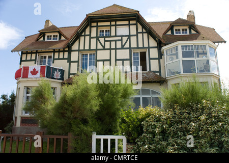 Prima casa liberata dal Queens fucili proprie dell'esercito canadese in Bernieres sur Mer parte di Juno Beach il D Day in Normandia Foto Stock