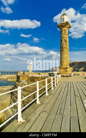 Faro sul molo del porto di Whitby North Yorkshire England Regno unito Gb eu europe Foto Stock