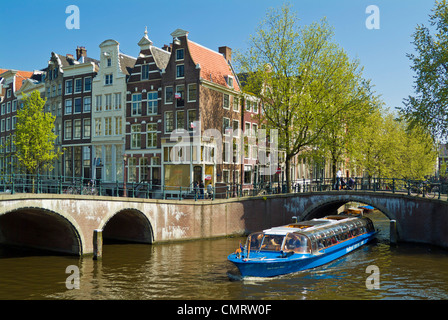 Gita in barca di crociera e di ponti sul canale Keizersgracht centrale Amsterdam Paesi Bassi Olanda UE Europa Foto Stock