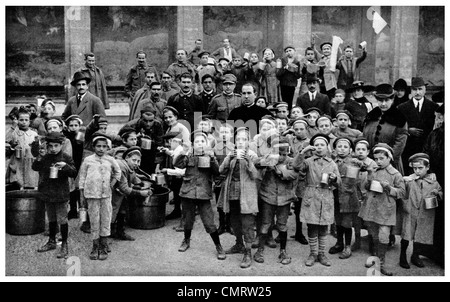 1918 bambini italiani di bere la Croce Rossa Americana zuppa Palermo cucina pubblica Italia Foto Stock