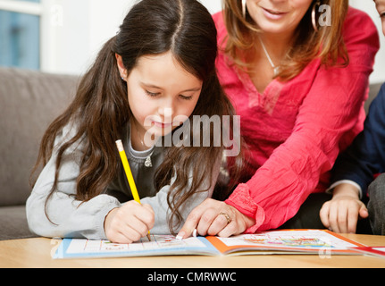 Scrittura della ragazza Foto Stock