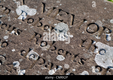 Dettaglio del lichen pezzata iscrizione su di un inizio di Victorian lapidi in San Bartolomeo è la Chiesa, Thurstaston, Wirral, Regno Unito Foto Stock