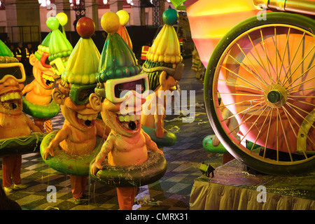 Carnaval de Nice 2012. cartoon durante la notte sfilata di carnevale. 124986 Carnevale di Nizza Foto Stock