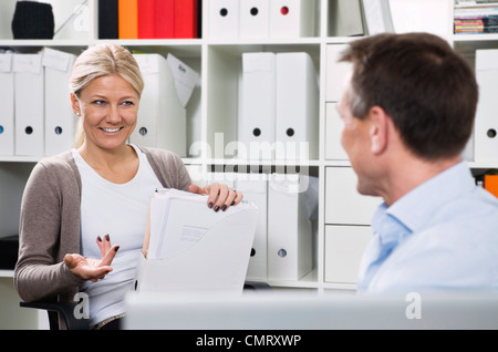 I colleghi di parlare al lavoro Foto Stock