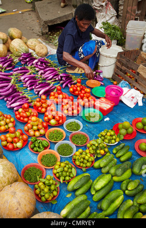 Lady e produrre stallo, Mercato Sigatoka, Sigatoka, Coral Coast, Viti Levu, Figi e Sud Pacifico Foto Stock