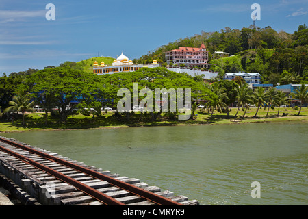 Strada abbandonati-rail bridge, danneggiati 1994 ciclone, Sigatoka River, e Hare Krishna Temple, Sigatoka, Coral Coast, Viti Levu, Isole Figi Foto Stock
