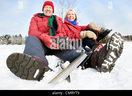 Due persone sedute nella neve Foto Stock
