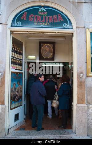 Un Ginjinha bar che serve dolci Ginginha bevanda alcolica quartiere Baixa Lisbona Portogallo Europa Foto Stock