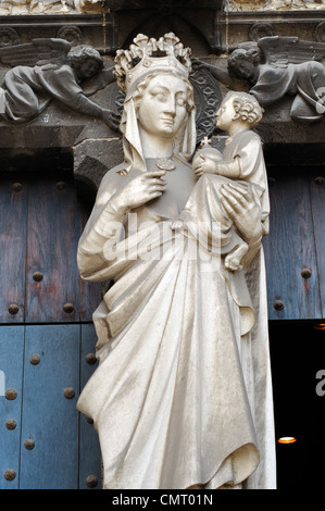 Belgio, Fiandre, Bruges, il Beguinage, Begijnhof, dettaglio ingresso Chiesa vergine Maria statua Foto Stock