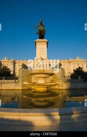 Felipe IV statua Plaza Oriente piazza centrale di Madrid Spagna Europa Foto Stock