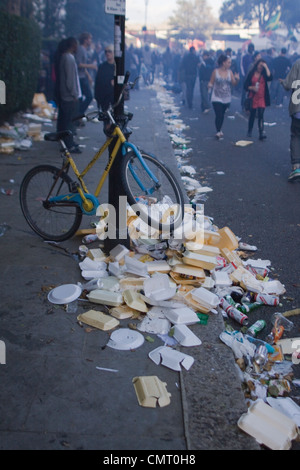 La spazzatura in strada durante il carnevale di Notting Hill a Londra. Foto Stock