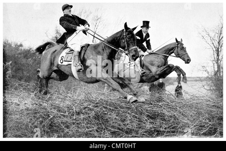 1923 La Sua Altezza Reale il Principe di Galles Horse Racing water jump Astwell Mill capitano W G Shaw Stewart su Jean III Foto Stock