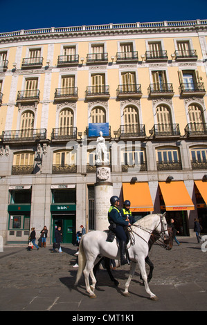 Pattuglia di polizia a cavallo piazza Puerta del Sol Madrid Spagna Europa Foto Stock