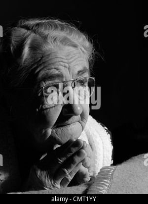 Anni Cinquanta anni sessanta close-up di anziani donna orante al posto letto guardando verso l'alto Foto Stock